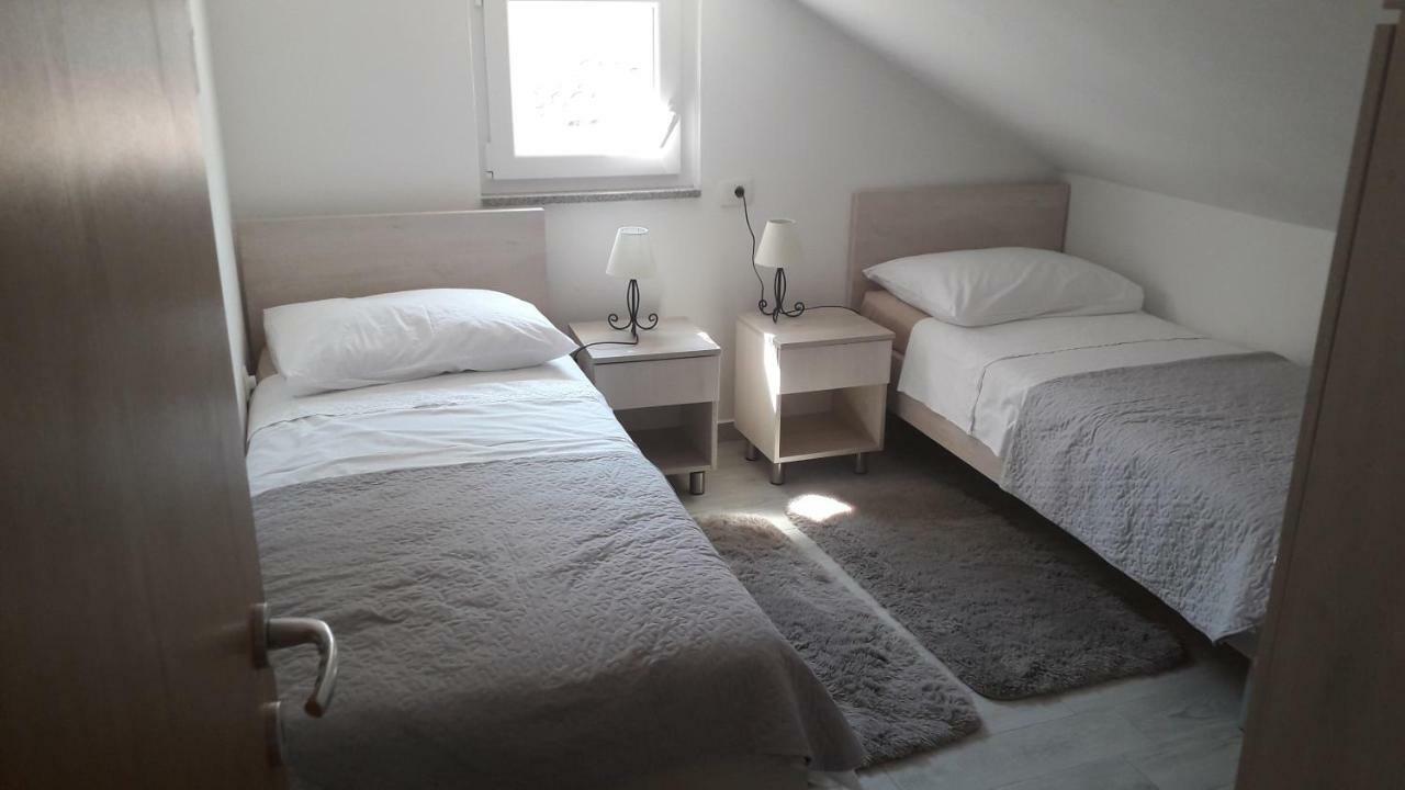 Apartmani Zilic Dugi Rat Buitenkant foto